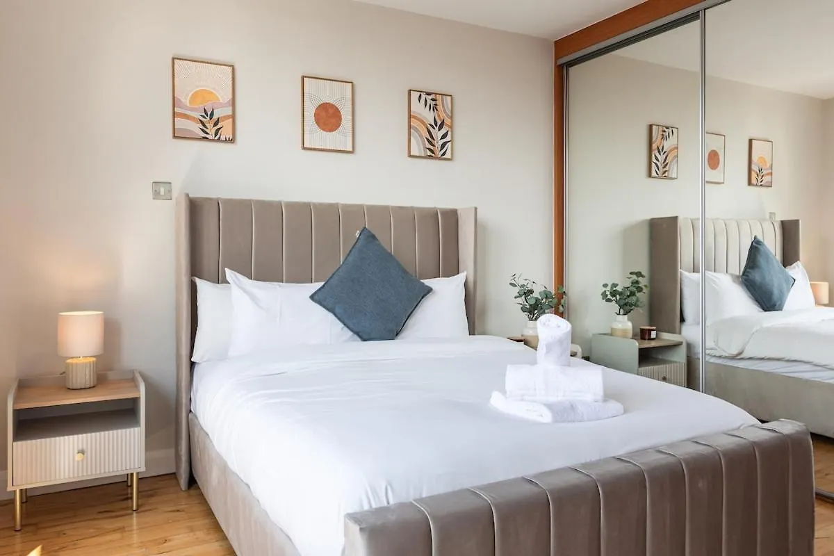 Modern 2 Bedroom, 2 Bathroom Apartment In Central Belfast, Sleeps 6 With Parking Included United Kingdom