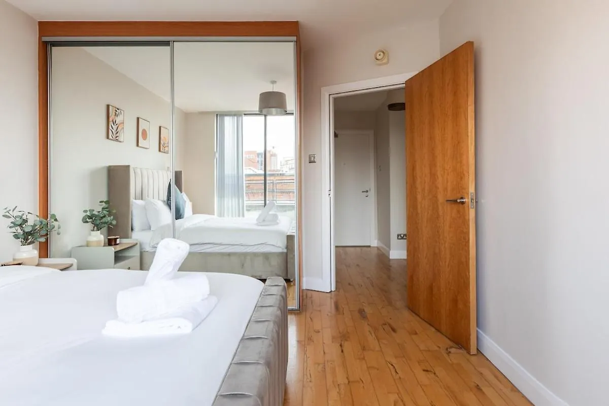 Modern 2 Bedroom, 2 Bathroom Apartment In Central Belfast, Sleeps 6 With Parking Included 0*, Belfast