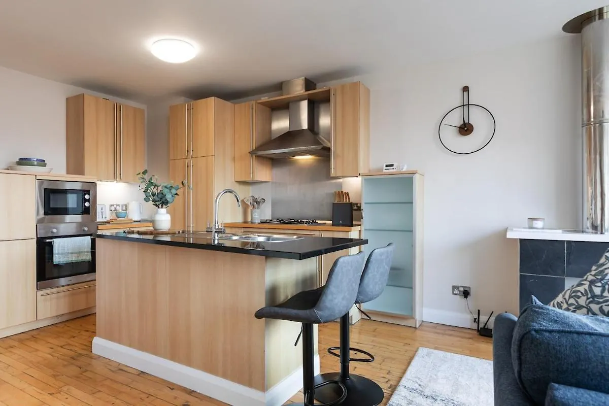 Modern 2 Bedroom, 2 Bathroom Apartment In Central Belfast, Sleeps 6 With Parking Included Belfast