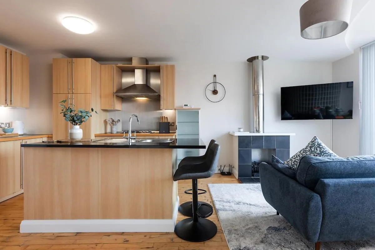 Modern 2 Bedroom, 2 Bathroom Apartment In Central Belfast, Sleeps 6 With Parking Included